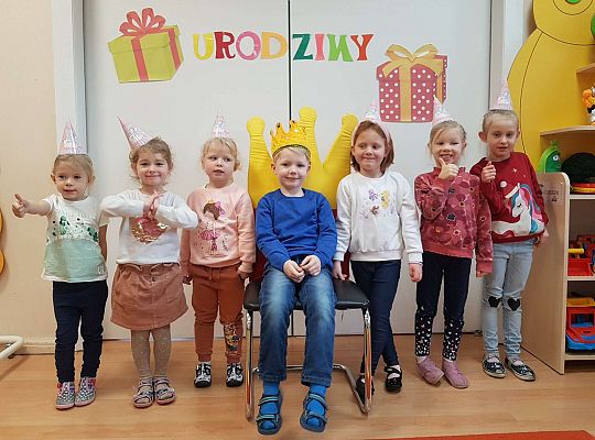 Jubilat razem z dziewczynkami z grupy