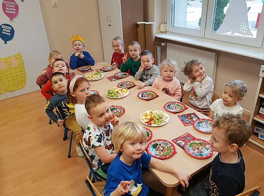 Dzieci jedzą urodzinowe owoce