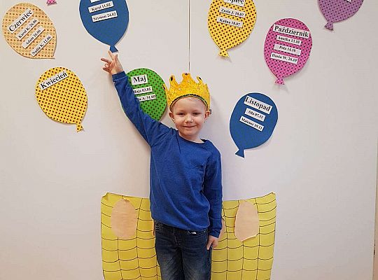 Jubilat pokazuje datę swoich urodzin na baloniku