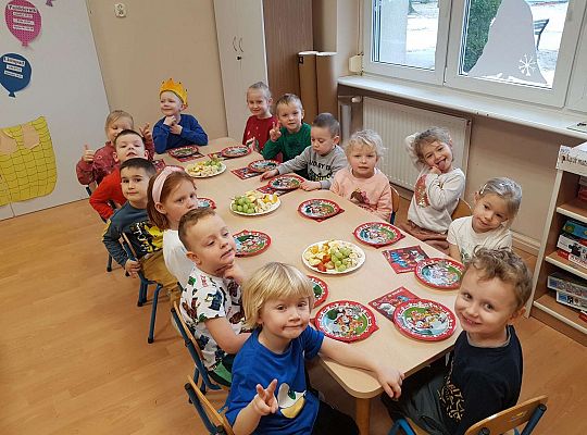 Dzieci jedzą urodzinowe owoce