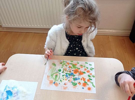 Dzieci malują na mokrej kartce