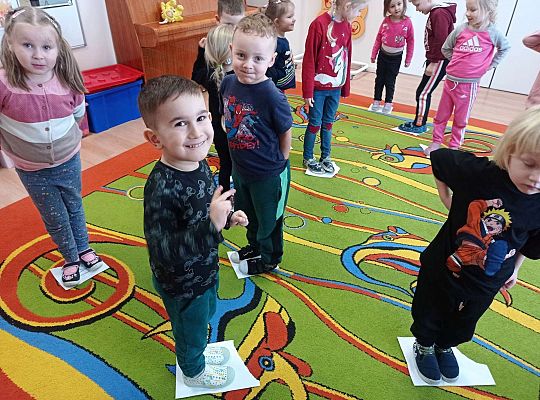 Dzieci bawią się w zabawę integracyjną - coraz mniejsza kartka