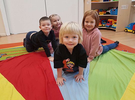 Dzieci utrwalają kolory bawiąc się, przy użyciu chusty animacyjnej