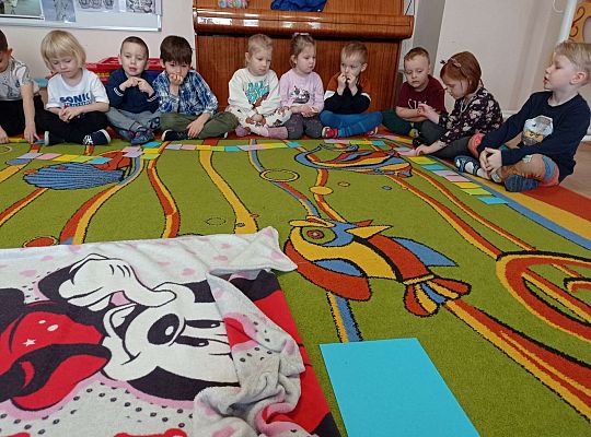 Dzieci ćwiczą pamięć z wykorzystaniem kolorowych kartek