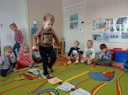 Dzieci przechodzą po ścieżce sensorycznej