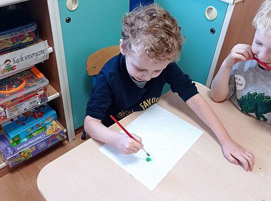 Dzieci malują na mokrej kartce