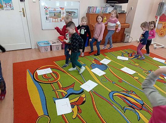 Dzieci bawią się w zabawę integracyjną - coraz mniejsza kartka