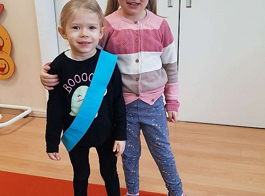 Dzieci dobierają się w grupy - ćwiczenie matematyczne