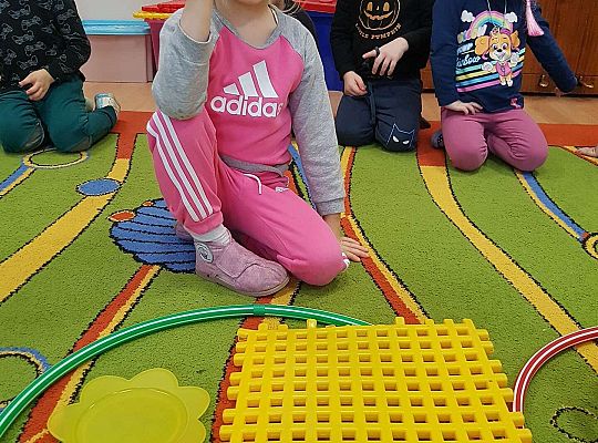 Dzieci utrwalają kolory