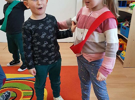 Dzieci dobierają się w grupy - ćwiczenie matematyczne