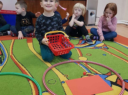 Dzieci utrwalają kolory