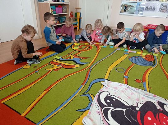 Dzieci ćwiczą pamięć z wykorzystaniem kolorowych kartek