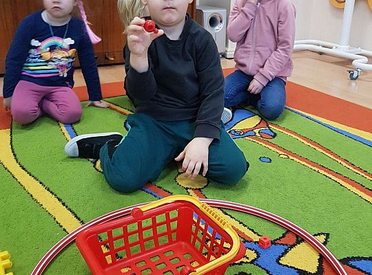 Dzieci utrwalają kolory