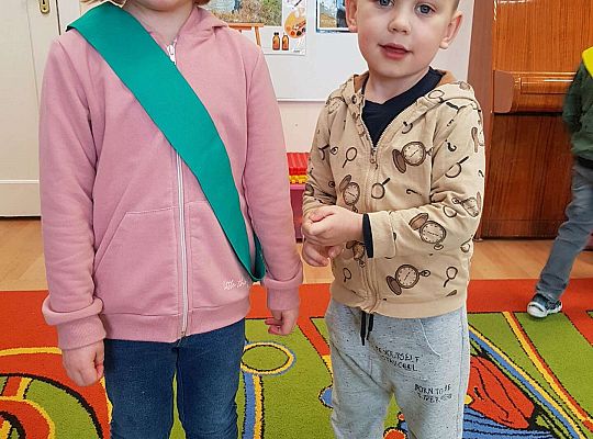 Dzieci dobierają się w grupy - ćwiczenie matematyczne