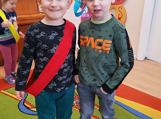 Dzieci dobierają się w grupy - ćwiczenie matematyczne