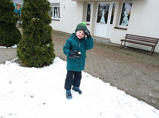 Dzieci lepią kule ze śniegu