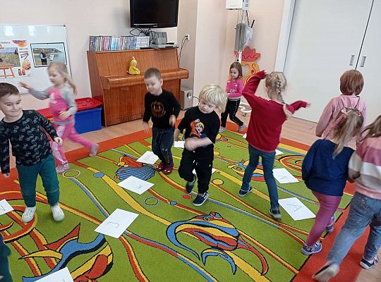 Dzieci bawią się w zabawę integracyjną - coraz mniejsza kartka