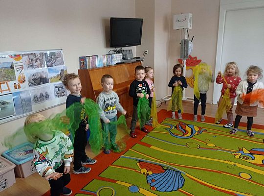 Dzieci tańczą z kolorowymi chustkami