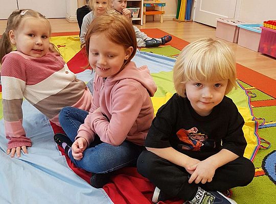 Dzieci utrwalają kolory bawiąc się, przy użyciu chusty animacyjnej