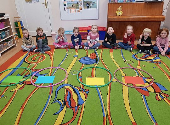 Dzieci utrwalają kolory