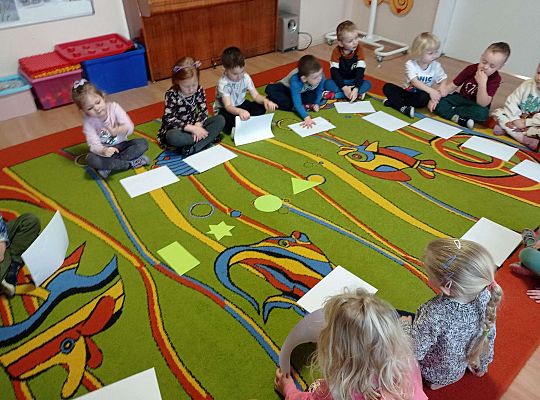 Dzieci rzeźbią z kartek figury geometryczne