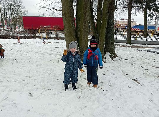 Dzieci lepią kule ze śniegu