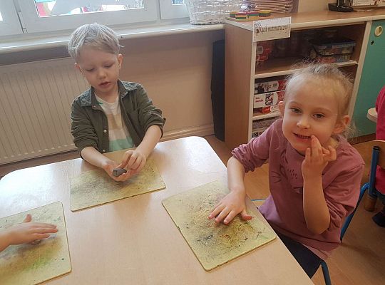 Dzieci lepią z plasteliny