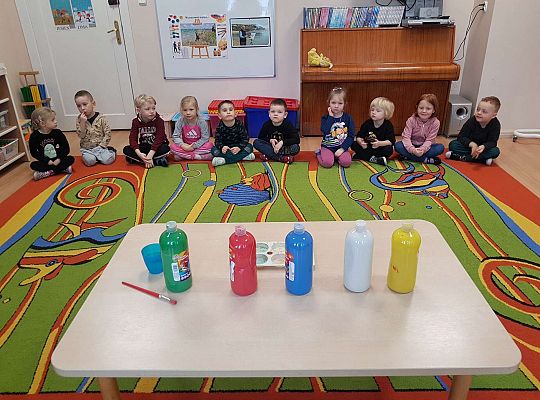 Dzieci utrwalają kolory i mieszają je