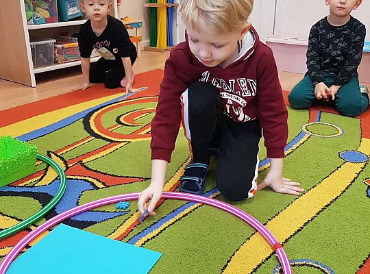 Dzieci utrwalają kolory