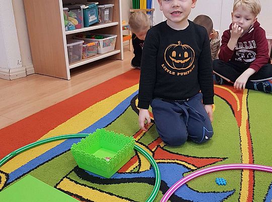 Dzieci utrwalają kolory