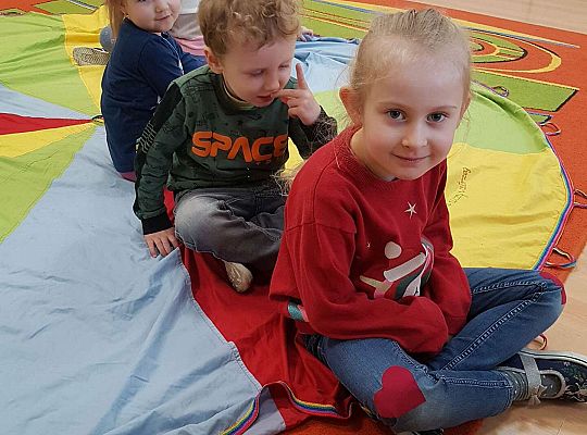 Dzieci utrwalają kolory bawiąc się, przy użyciu chusty animacyjnej