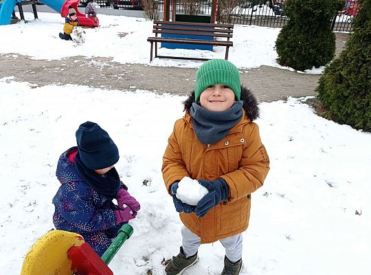 Dzieci lepią kule ze śniegu