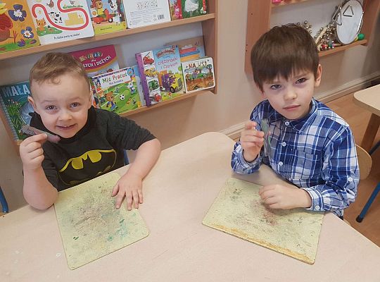 Dzieci lepią z plasteliny