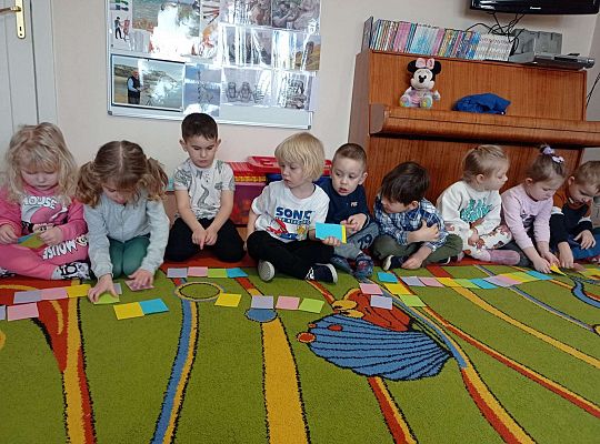 Dzieci ćwiczą pamięć z wykorzystaniem kolorowych kartek