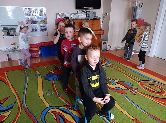 Dzieci mówią sobie komplementy na ucho