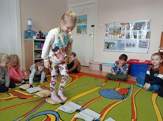 Dzieci przechodzą po ścieżce sensorycznej