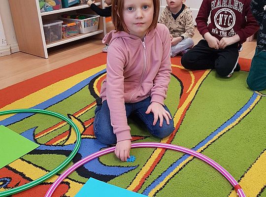 Dzieci utrwalają kolory