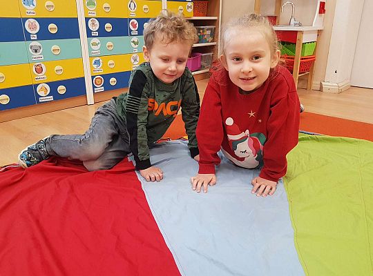 Dzieci utrwalają kolory bawiąc się, przy użyciu chusty animacyjnej