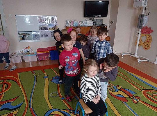 Dzieci mówią sobie komplementy na ucho