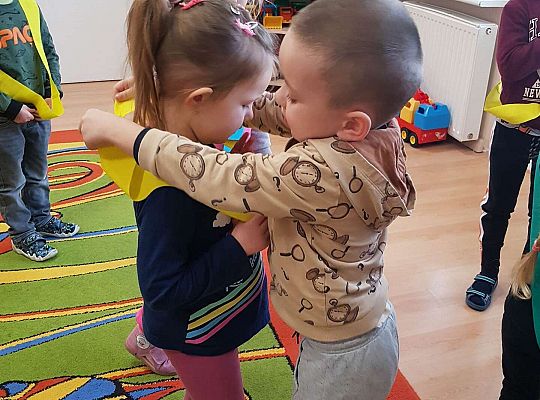 Dzieci dobierają się w grupy - ćwiczenie matematyczne