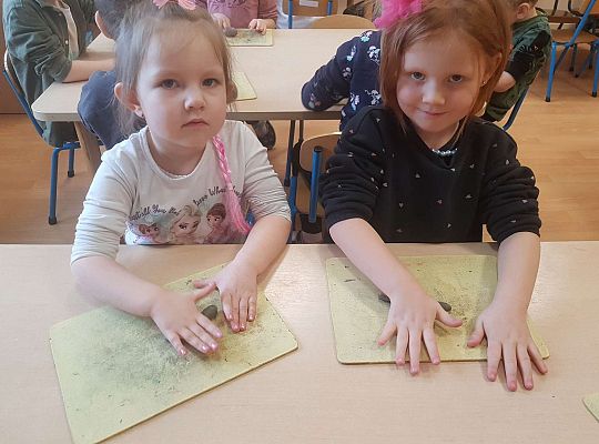 Dzieci lepią z plasteliny