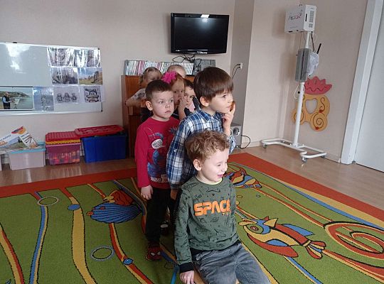 Dzieci mówią sobie komplementy na ucho