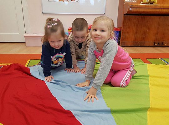 Dzieci utrwalają kolory bawiąc się, przy użyciu chusty animacyjnej