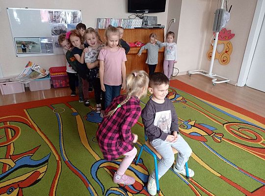 Dzieci mówią sobie komplementy na ucho