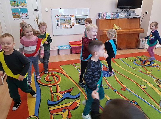 Dzieci dobierają się w grupy - ćwiczenie matematyczne