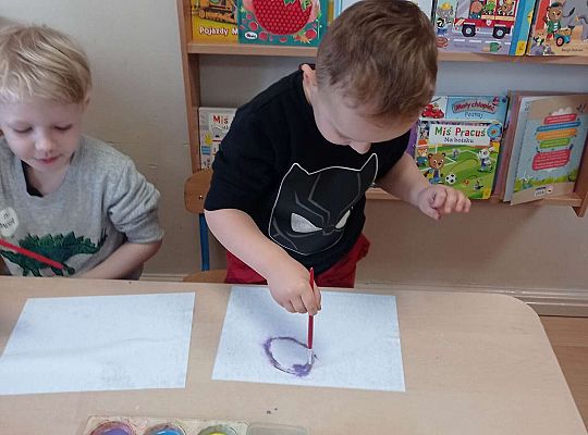 Dzieci malują na mokrej kartce