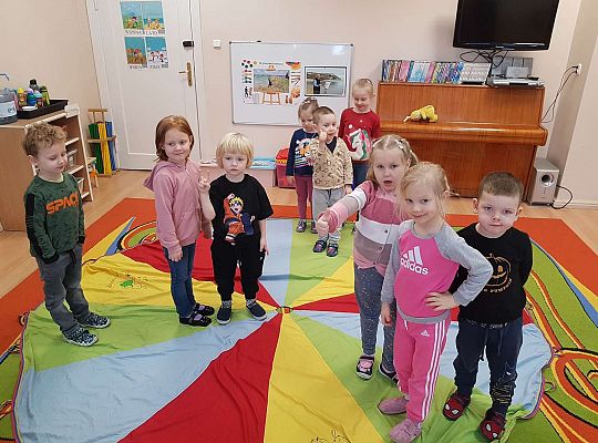 Dzieci utrwalają kolory bawiąc się, przy użyciu chusty animacyjnej