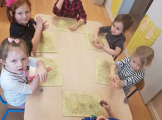 Dzieci lepią z plasteliny