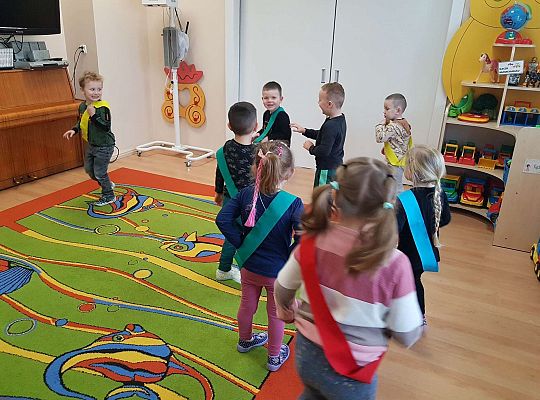 Dzieci dobierają się w grupy - ćwiczenie matematyczne