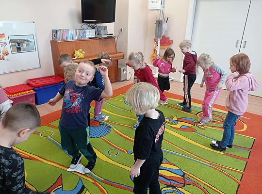 Dzieci bawią się w zabawę integracyjną - coraz mniejsza kartka